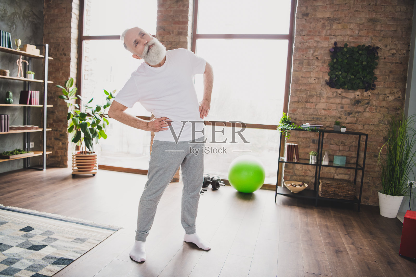 英俊的成熟运动男运动员在家中锻炼脊柱身体进行训练的全身照片照片摄影图片