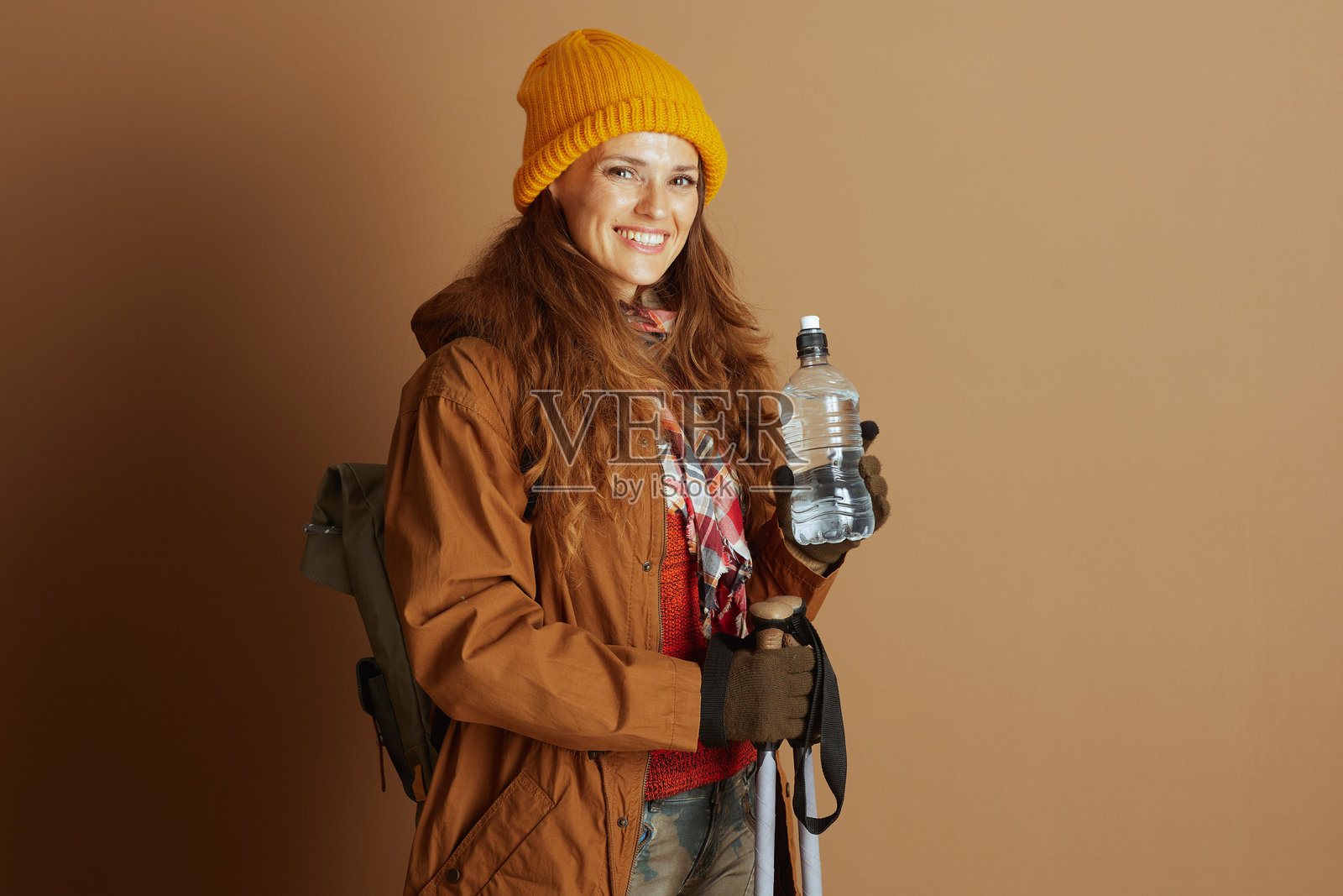 年轻的徒步旅行者，背着背包和水照片摄影图片