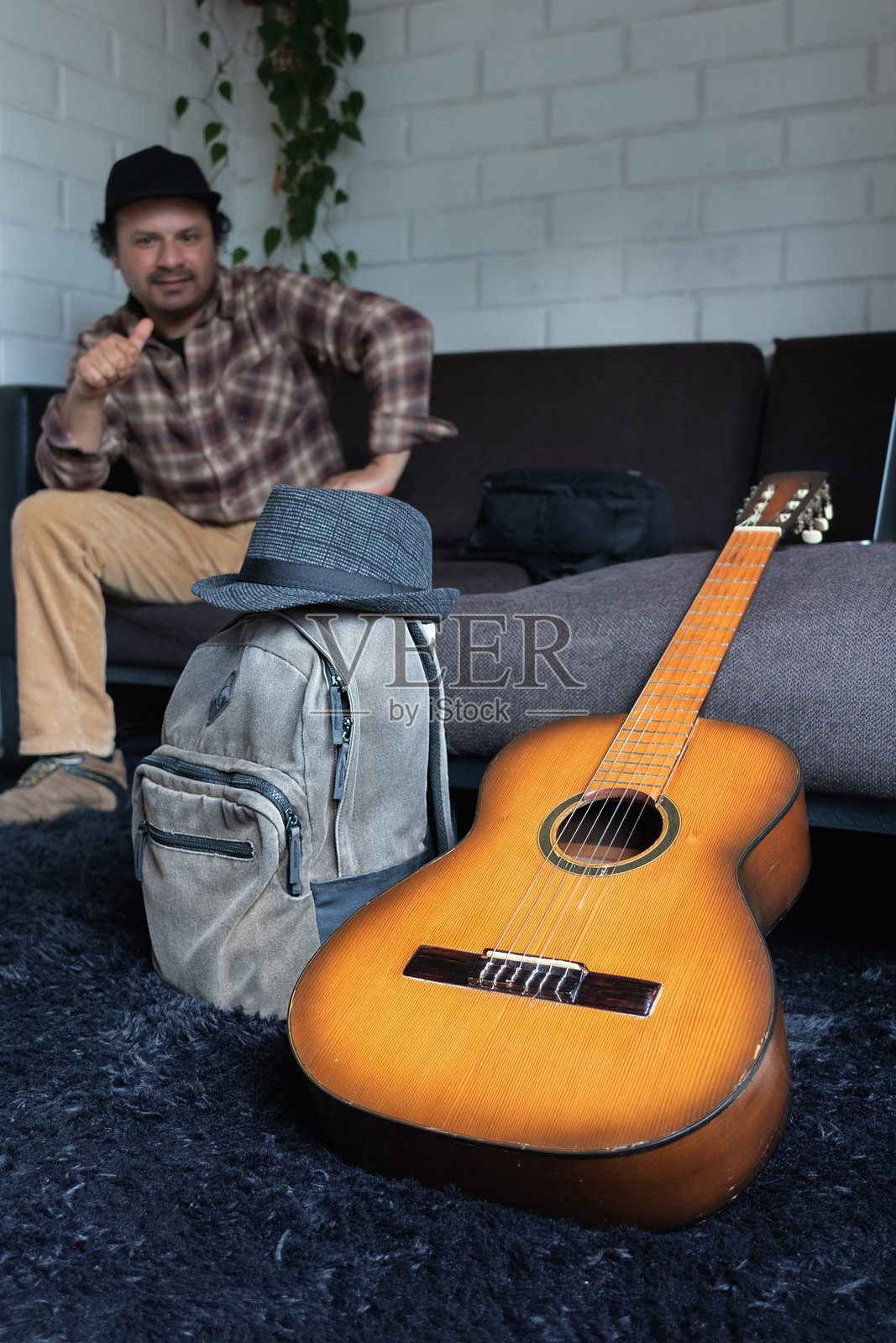 一个年轻男子收拾好行李准备去旅行照片摄影图片