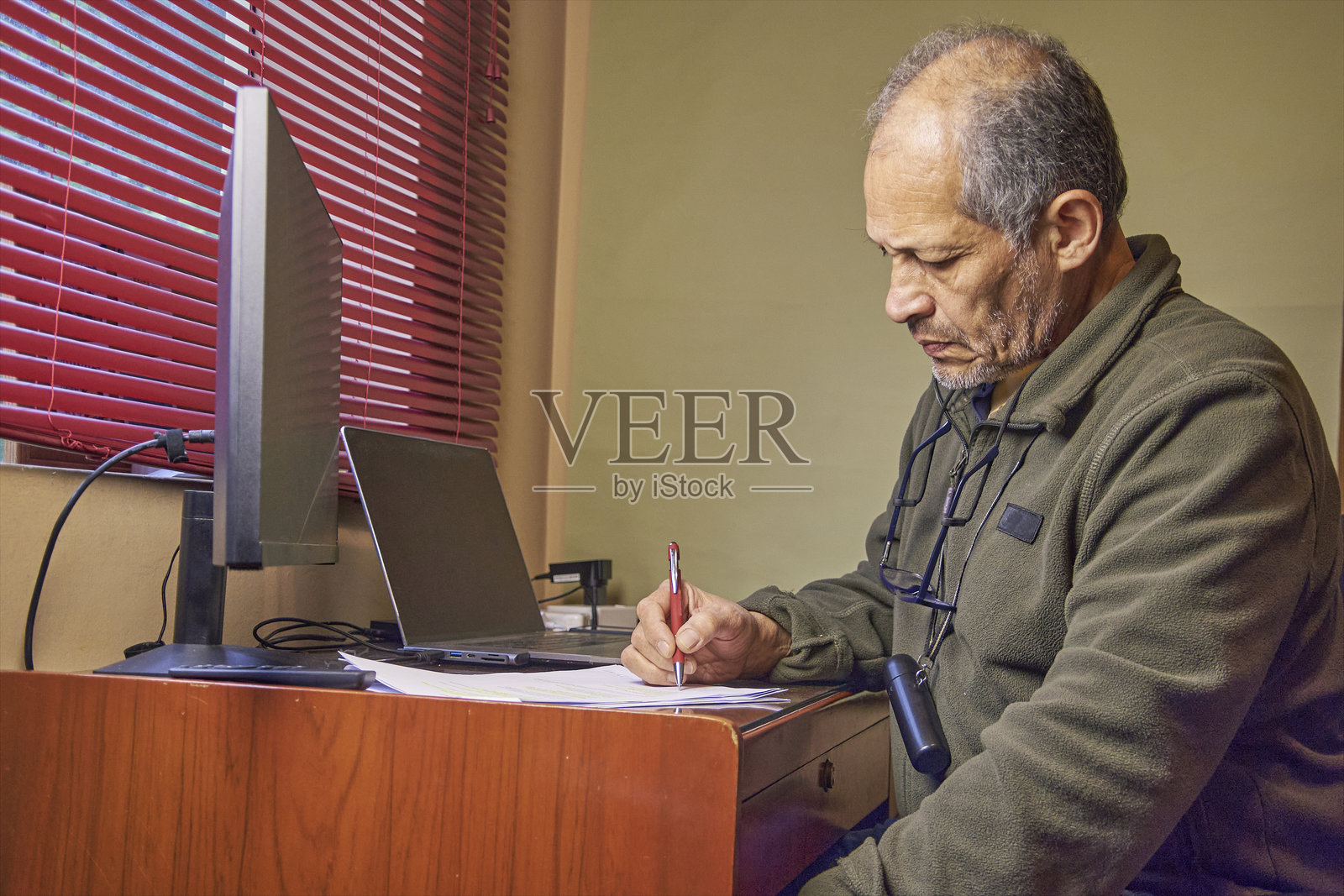 一名成年男子正在纸上动手做笔记照片摄影图片