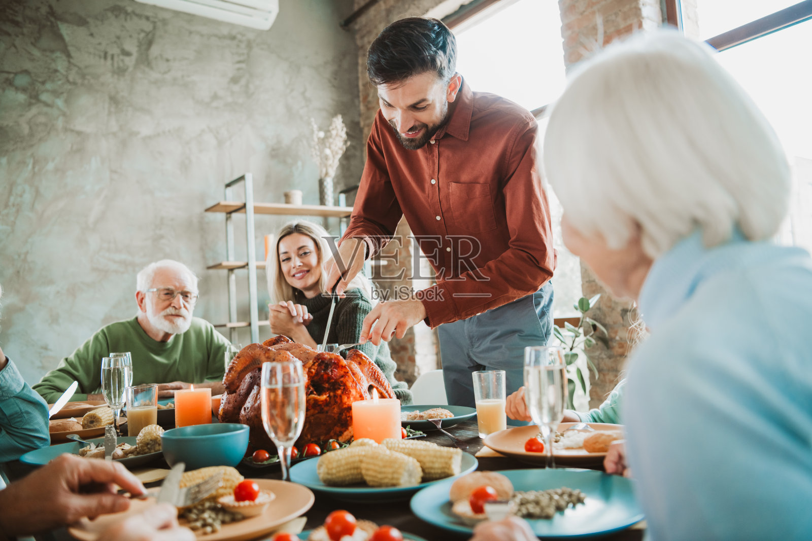 家人朋友齐聚一堂，在温馨的感恩节餐桌上分享欢声笑语和美味佳肴，共度美好时光。照片摄影图片