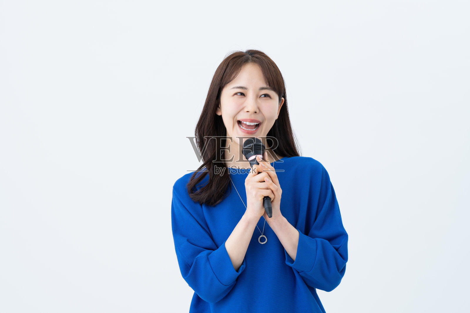 年轻女子在唱卡拉OK照片摄影图片