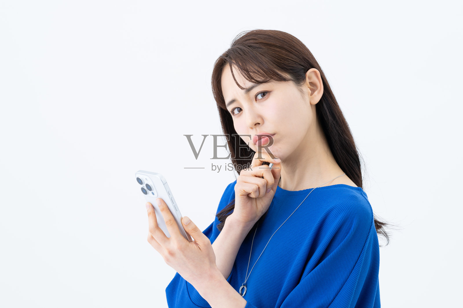 年轻女子正在使用智能手机照片摄影图片