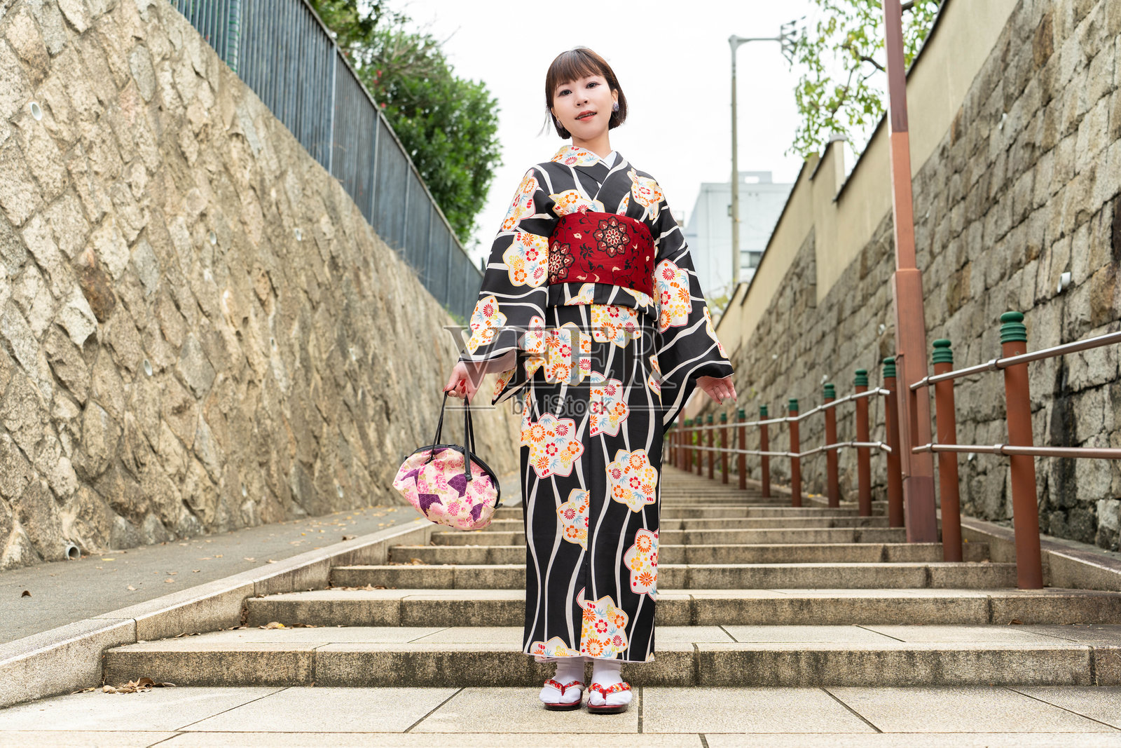 一位日本女性站在名为清水坂的斜坡上照片摄影图片