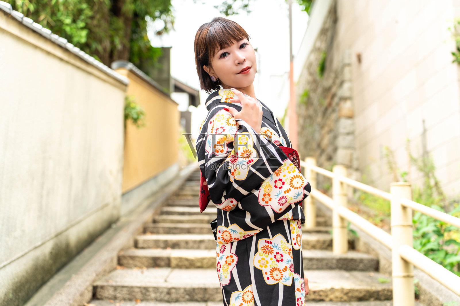 一位日本女性站在被称为“蛇形坡”的斜坡上照片摄影图片