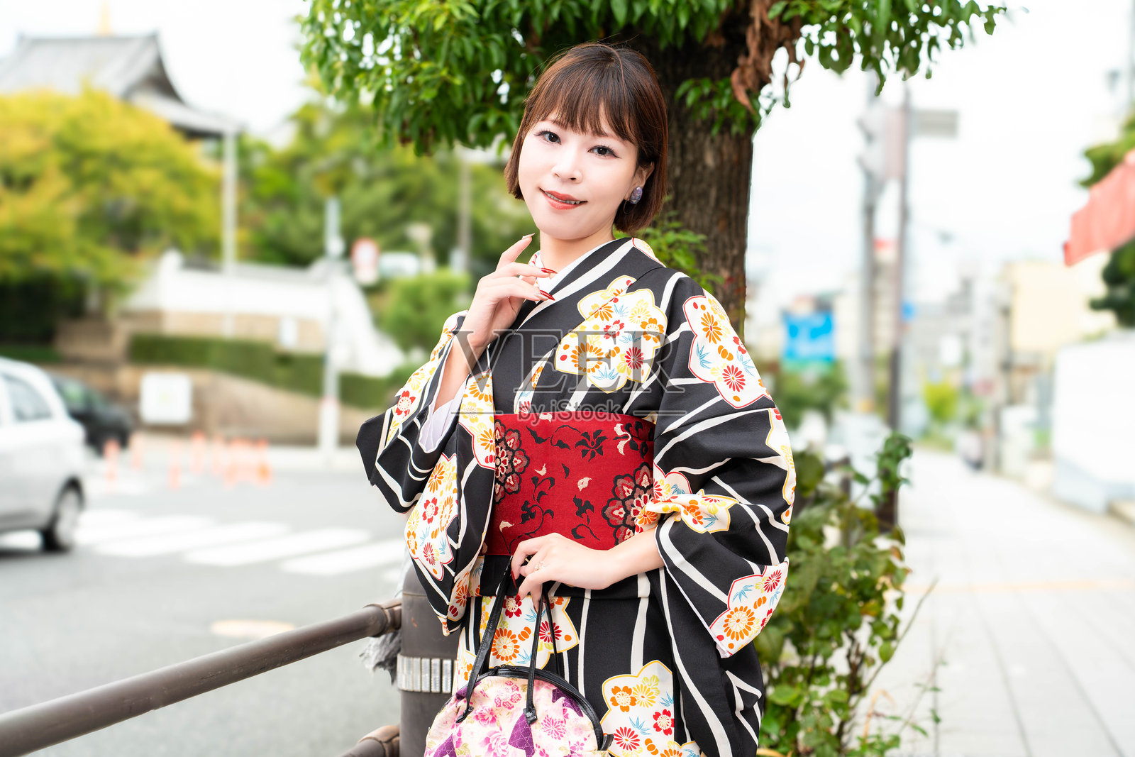 一位日本女性站在名为“大阪”的斜坡上照片摄影图片