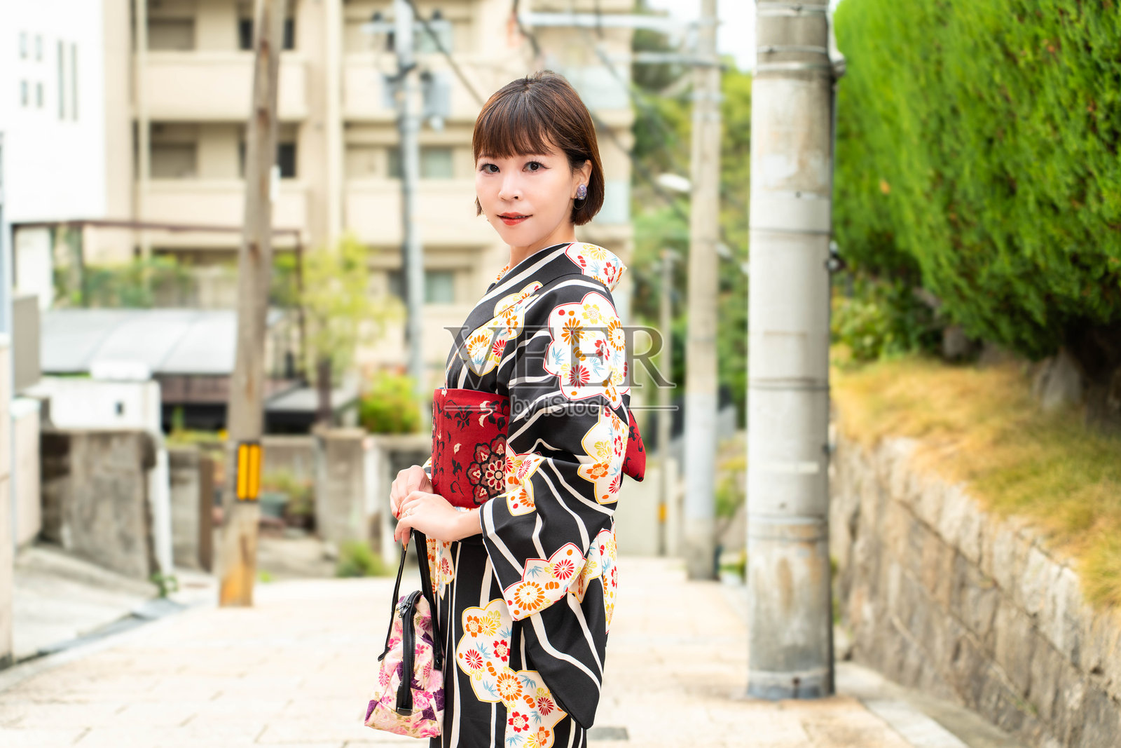 一位日本女性站在名为天神坂的斜坡上照片摄影图片