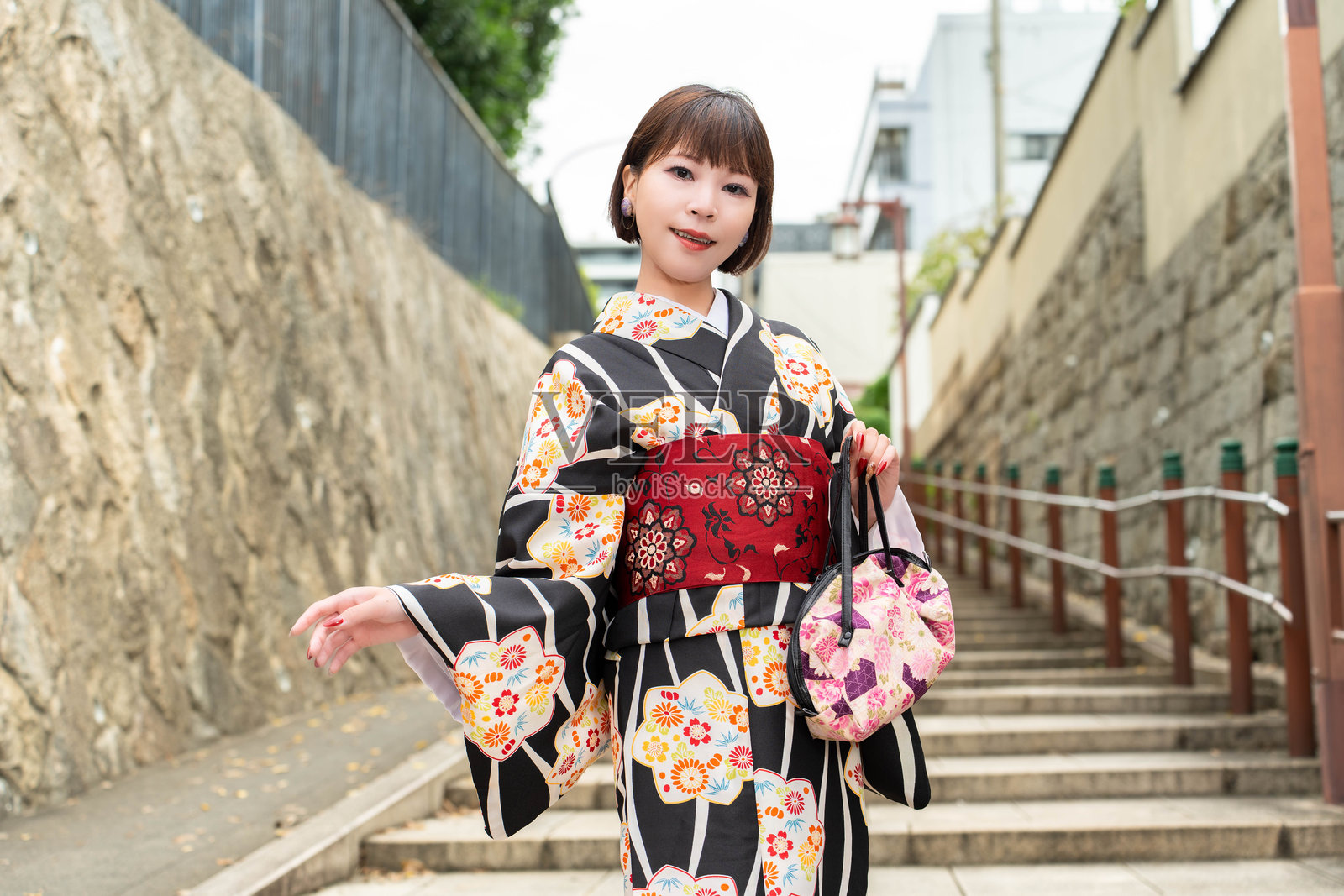 一位日本女性站在名为清水坂的斜坡上照片摄影图片