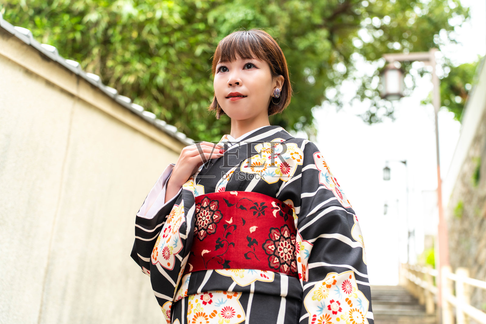 一位日本女性站在名为“蛇形坡”的斜坡上照片摄影图片