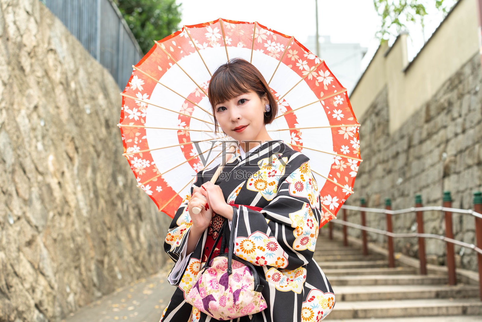 一位日本女性站在名为清水坂的斜坡上照片摄影图片