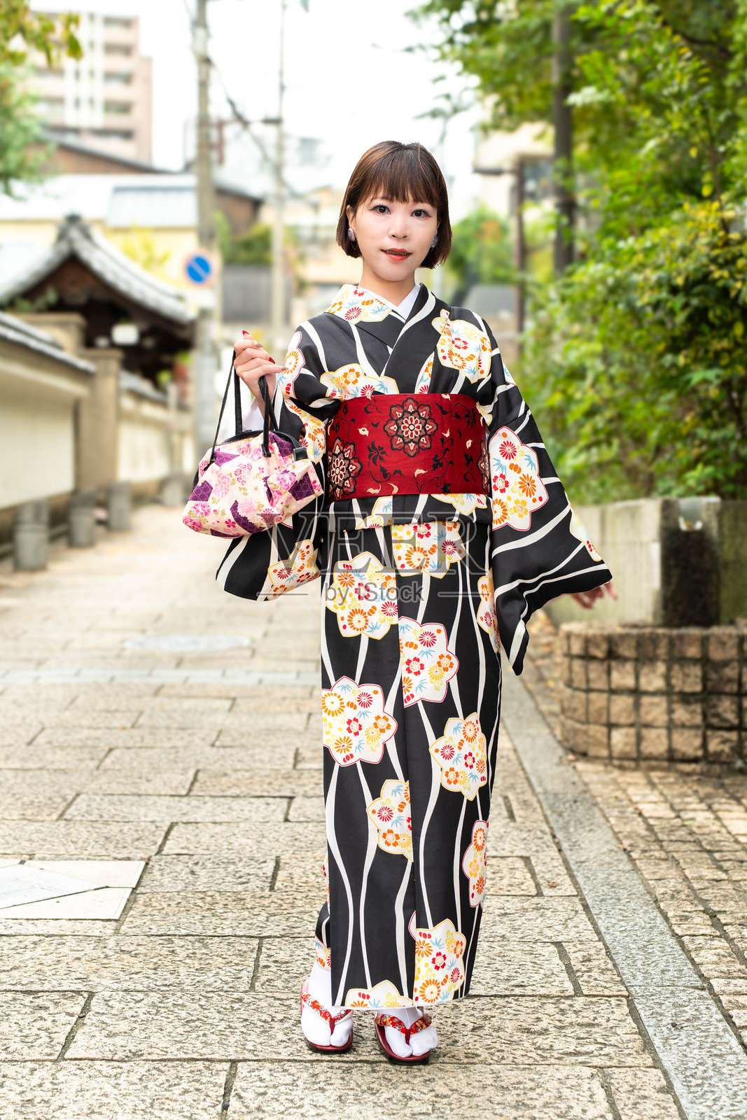 一位日本女性站在名为天神坂的斜坡上照片摄影图片