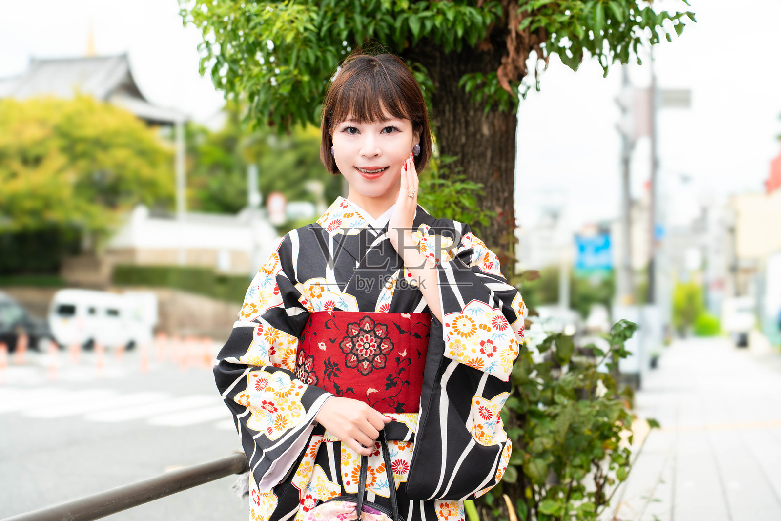 一位日本女性站在一处名为大阪的斜坡上照片摄影图片