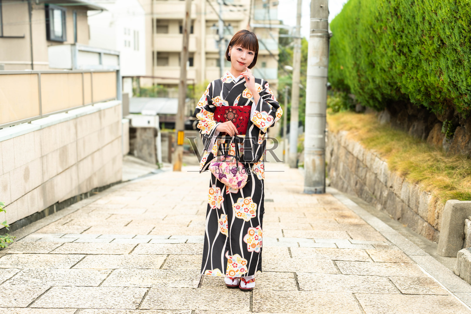 一位日本女性站在天神坂斜坡上照片摄影图片