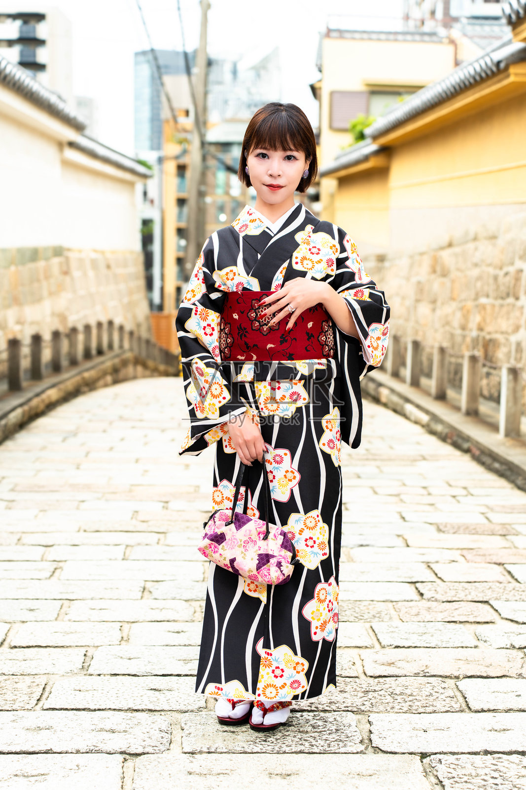 一位日本女性站在名为“玄照寺坂”的斜坡上照片摄影图片