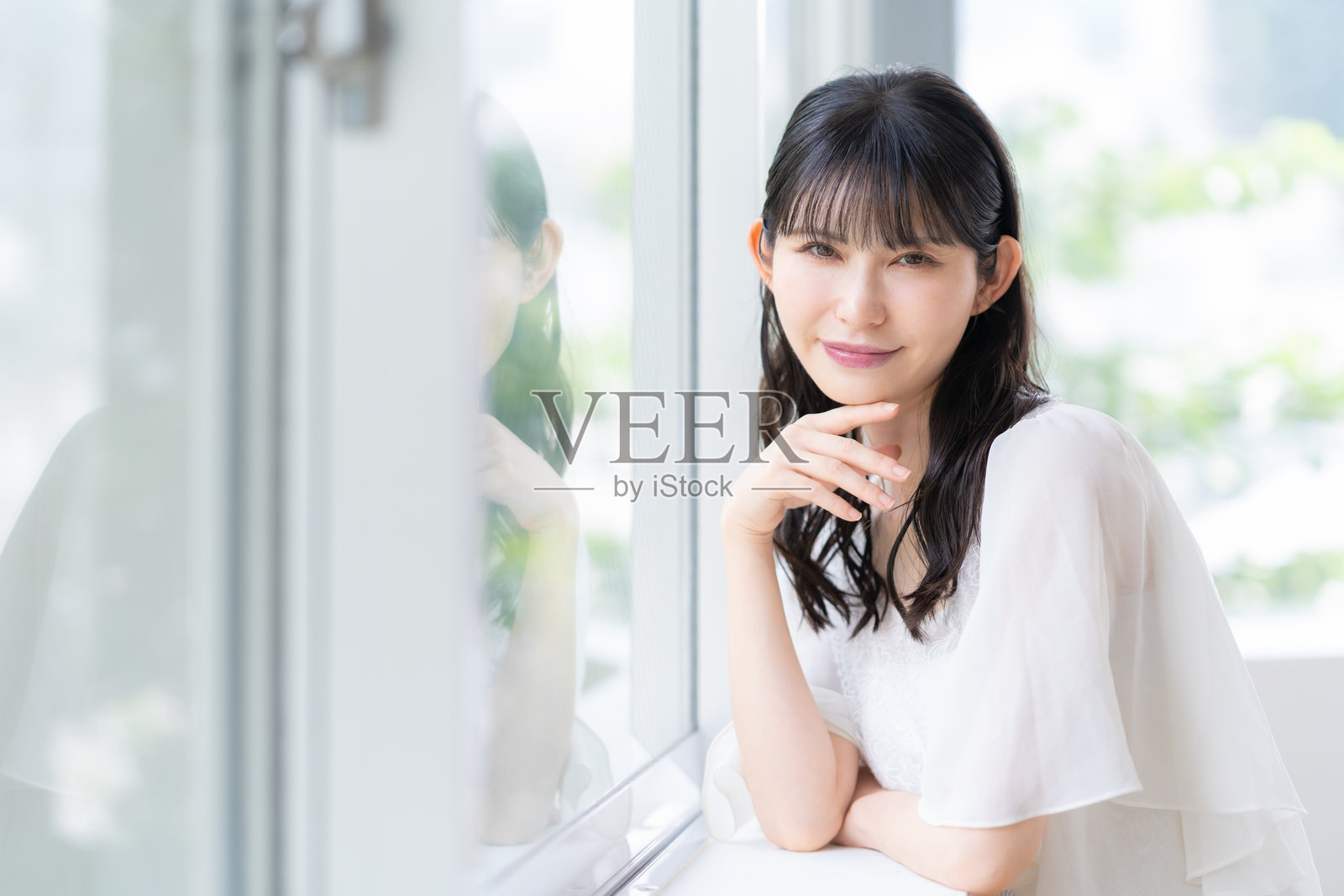 中年女性在家进行美容护理照片摄影图片