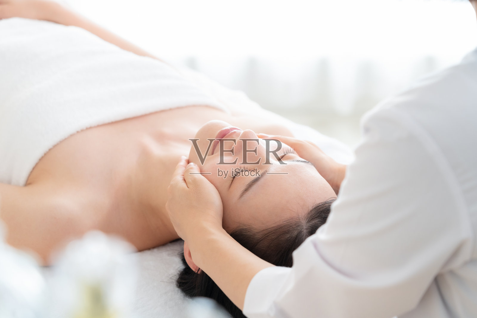 年轻女子接受美容护理照片摄影图片