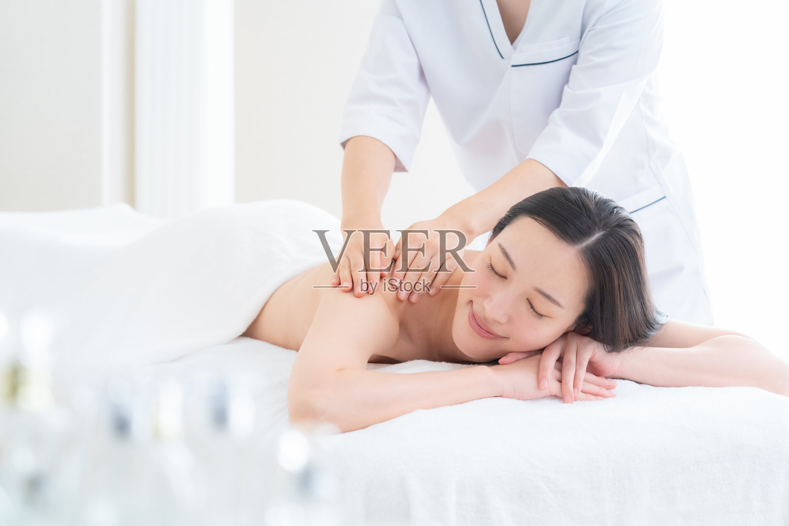 年轻女子接受美容护理照片摄影图片