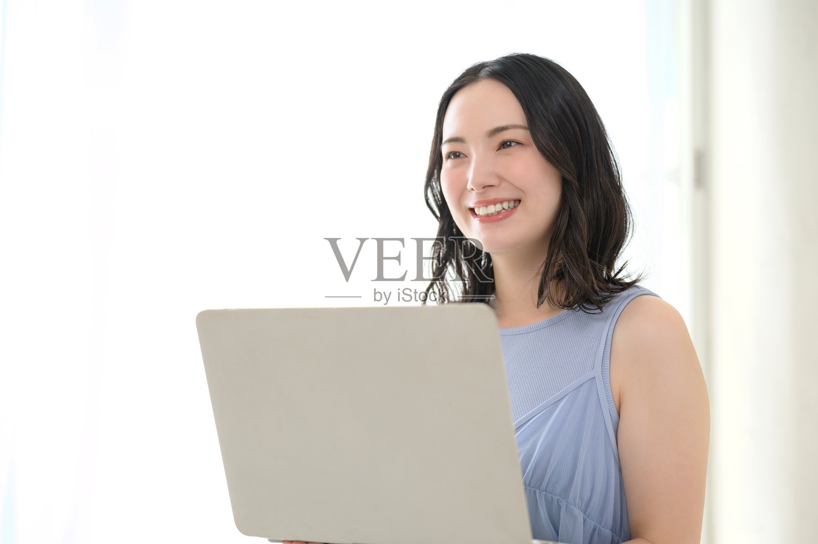 一位日本女性正在操作电脑照片摄影图片