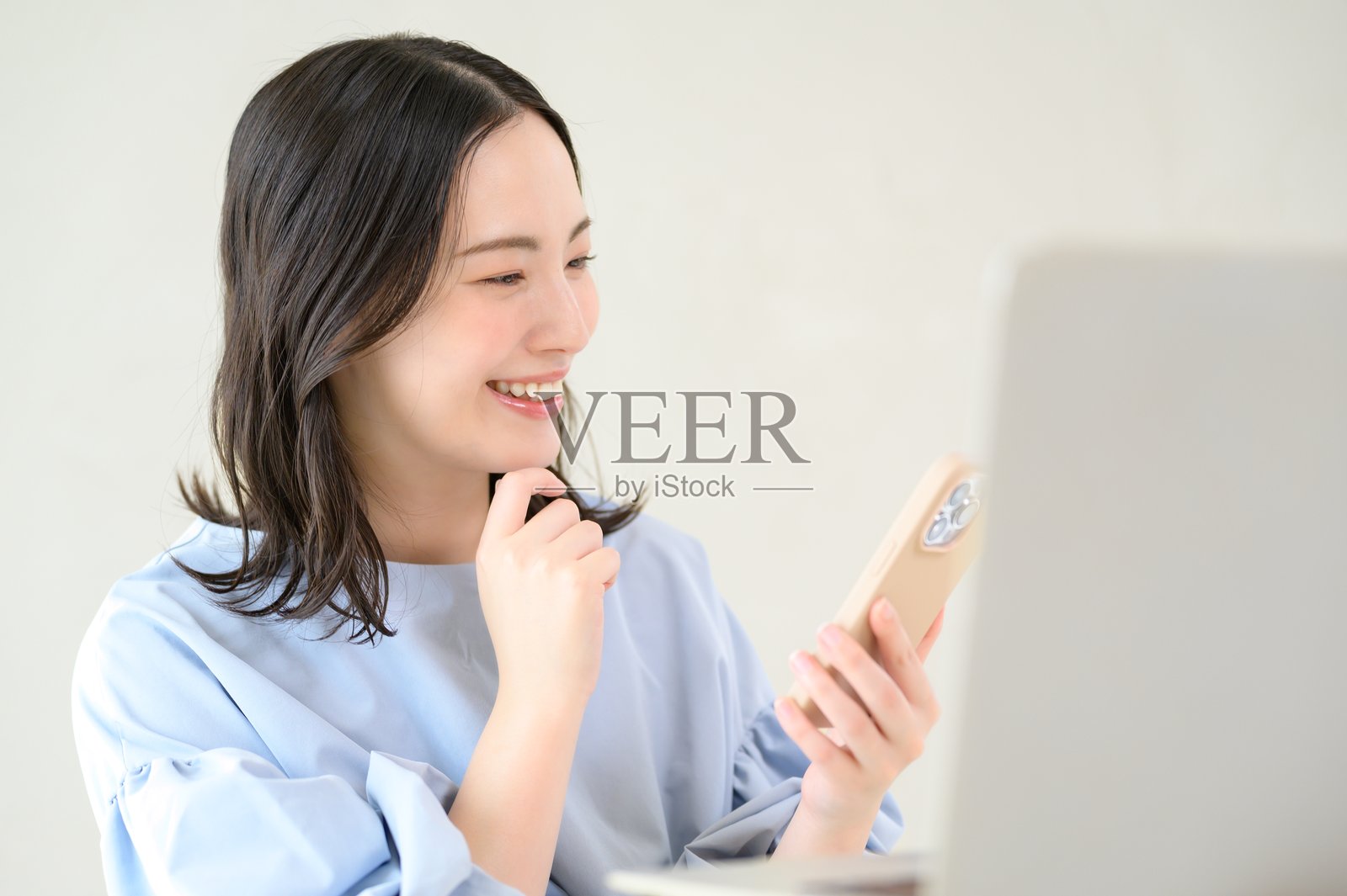 一名日本女性在房间里操作智能手机照片摄影图片