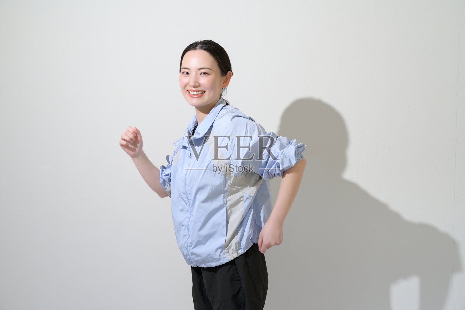 穿着运动服的日本女性照片摄影图片