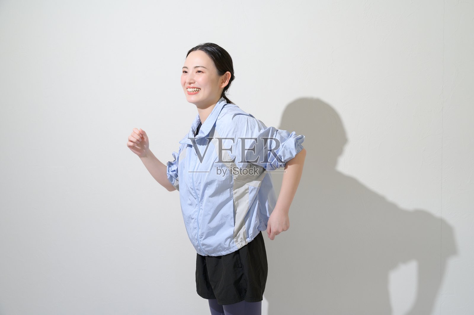 身穿运动服的日本女性照片摄影图片