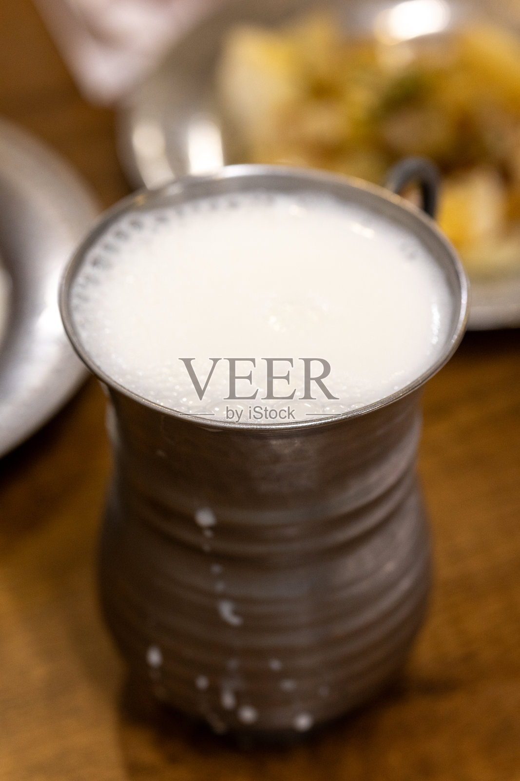 土耳其饮品艾兰，装在灰色的传统金属杯中照片摄影图片