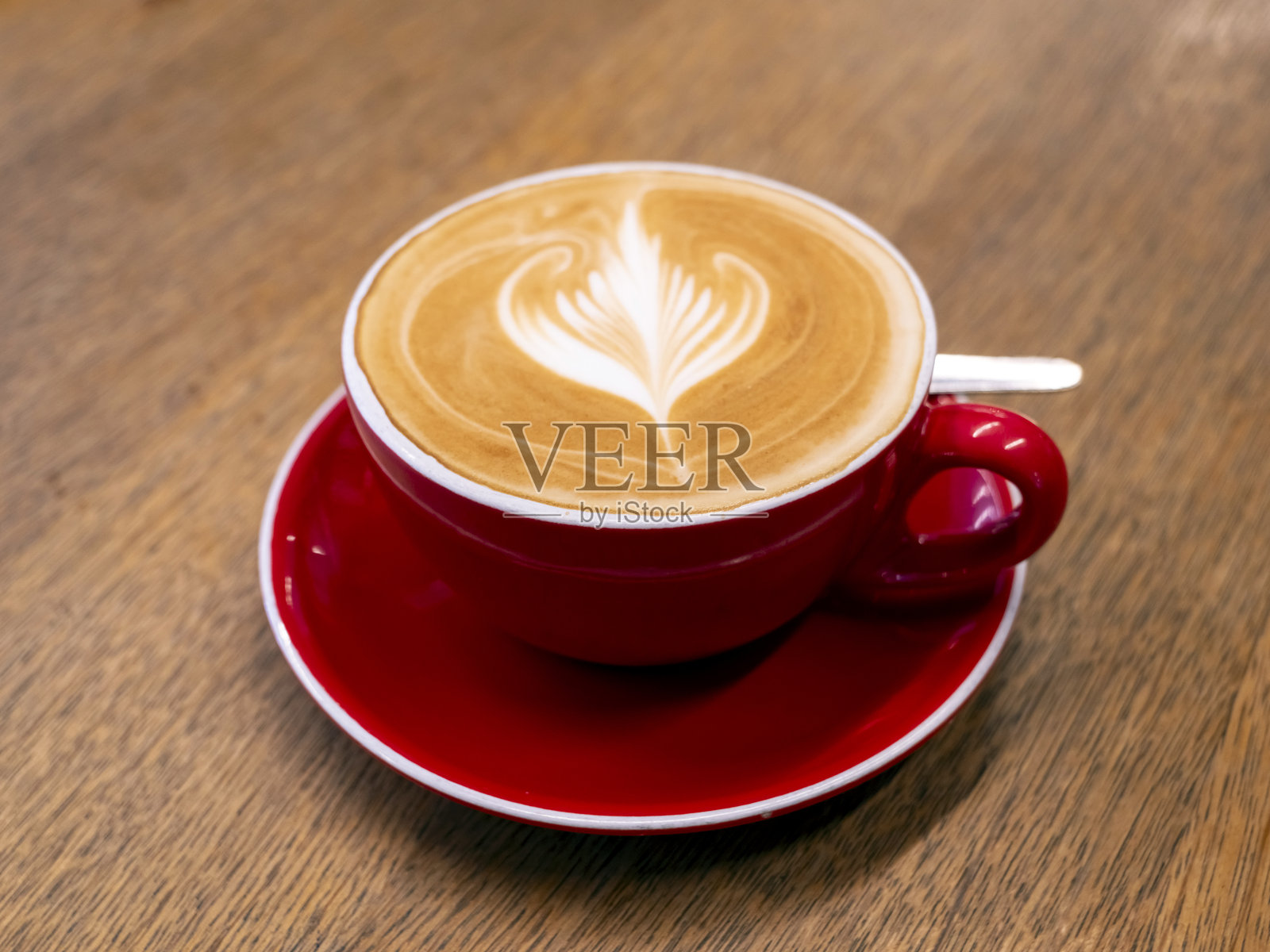 红杯子里的澳式白咖啡照片摄影图片