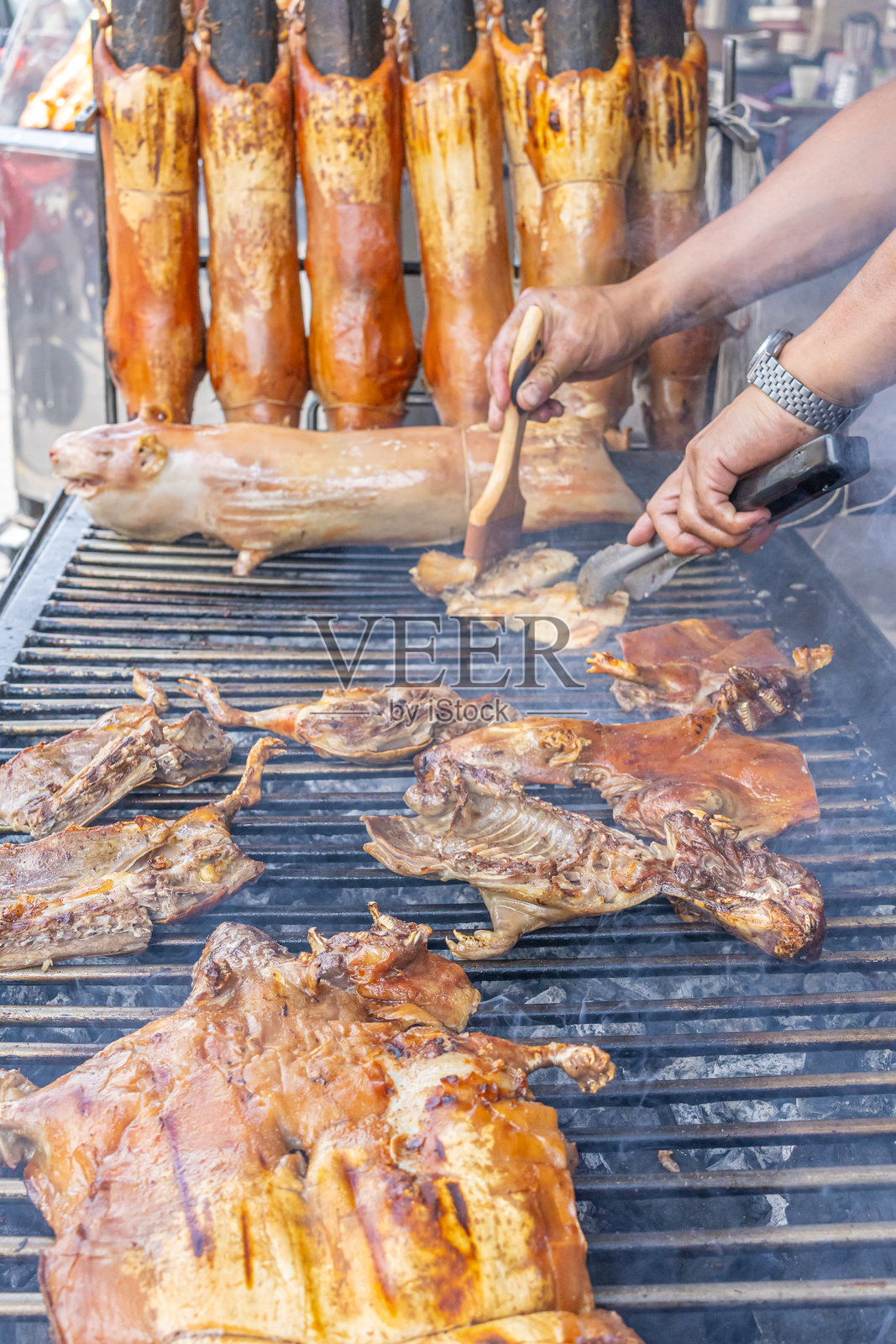 烤架上的烤豚鼠。照片摄影图片