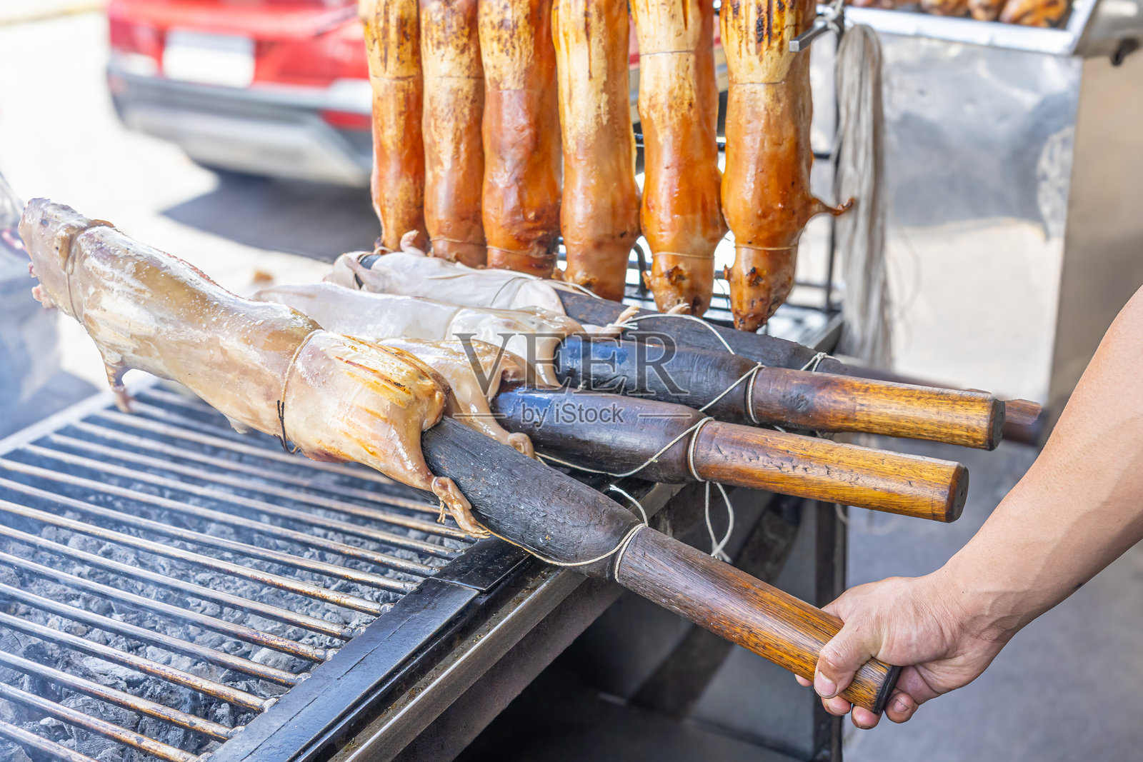烤架上的烤豚鼠。照片摄影图片