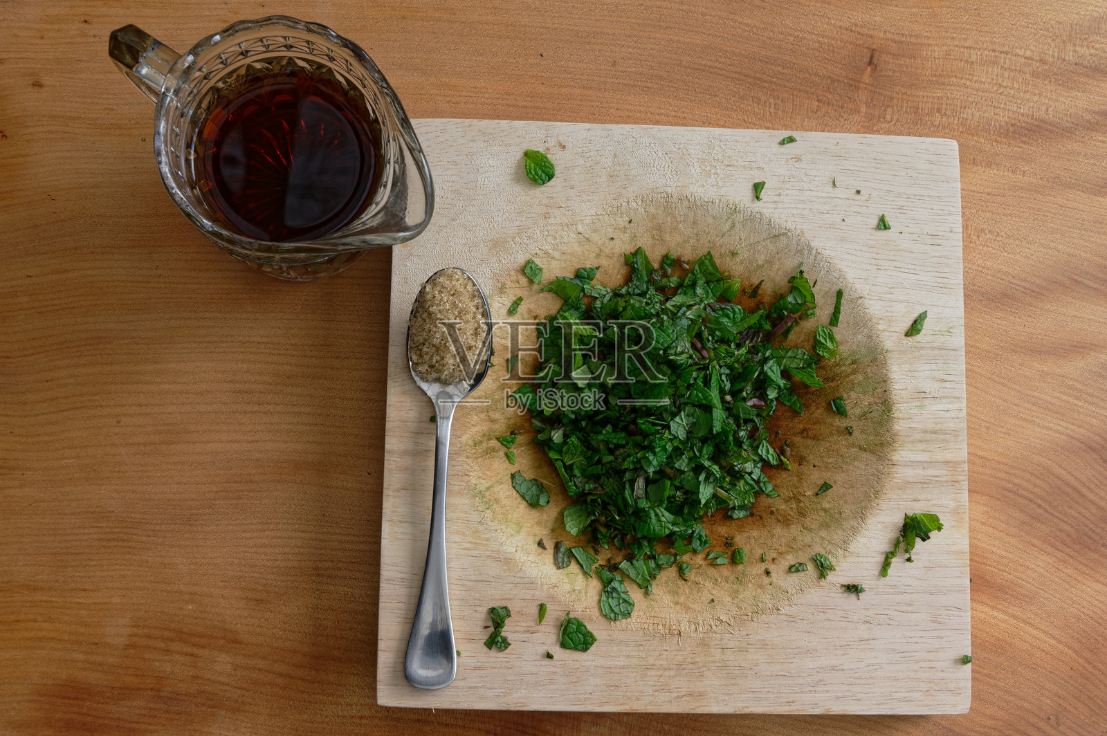 薄荷叶被双刀砍刀在砧板上切碎照片摄影图片