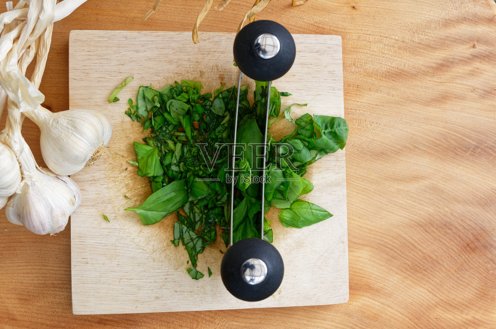 俯视视角下的奶酪刀或摇刀放在木质砧板上照片摄影图片