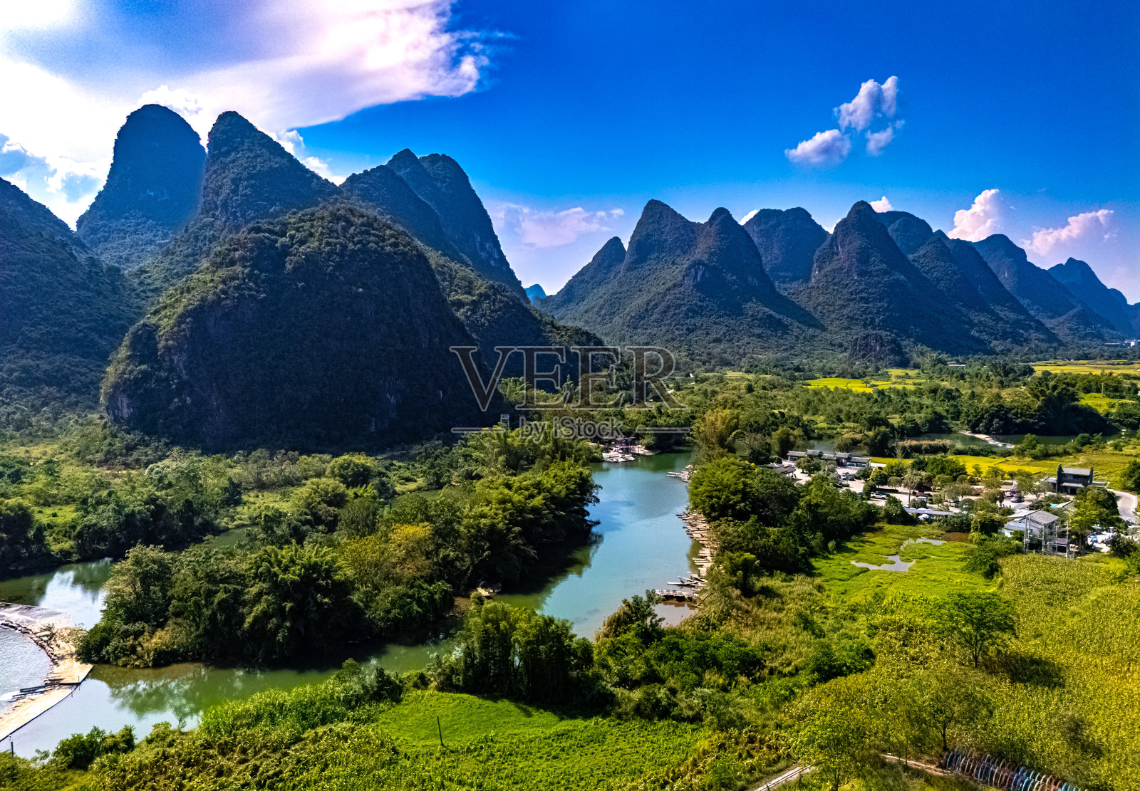 中国阳朔遇龙河喀斯特峰林景观照片摄影图片