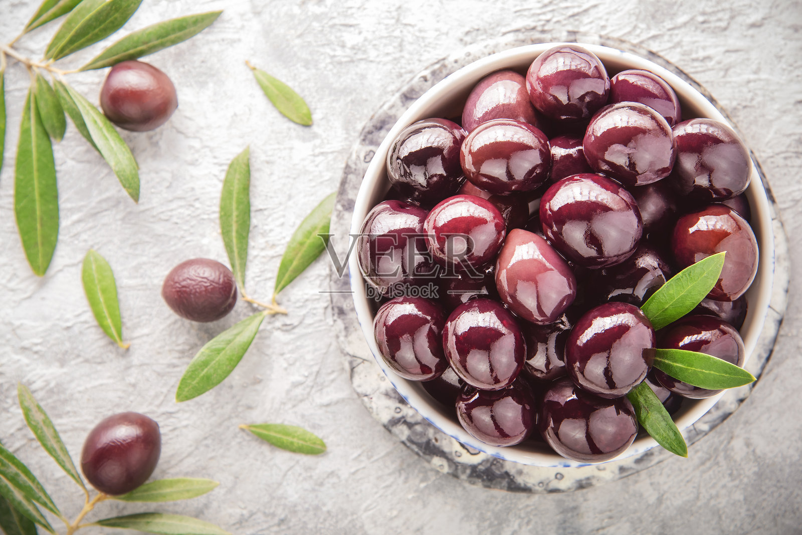 俯视整颗的天然黑橄榄照片摄影图片