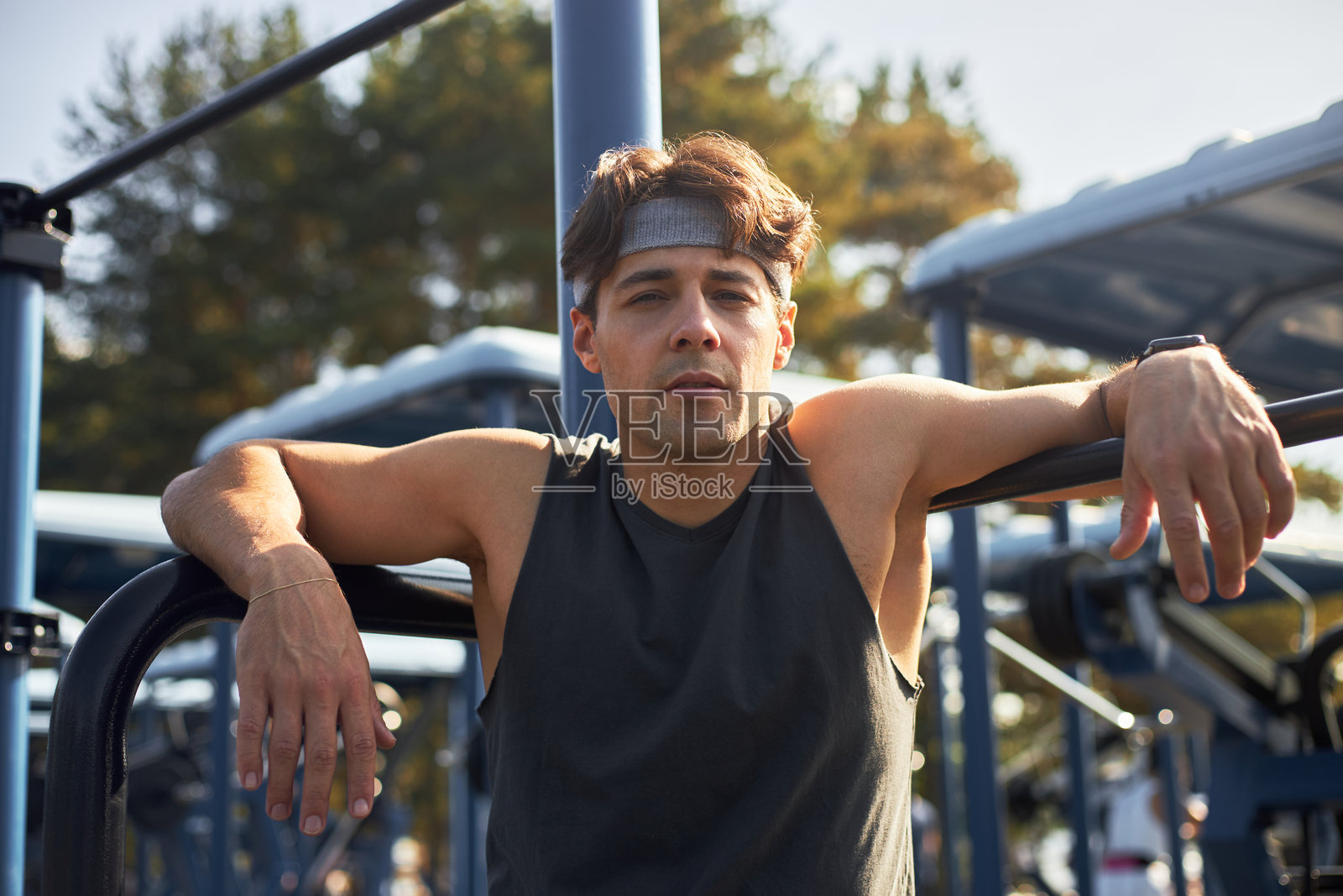 年轻成年男子在户外锻炼后休息的肖像照片摄影图片