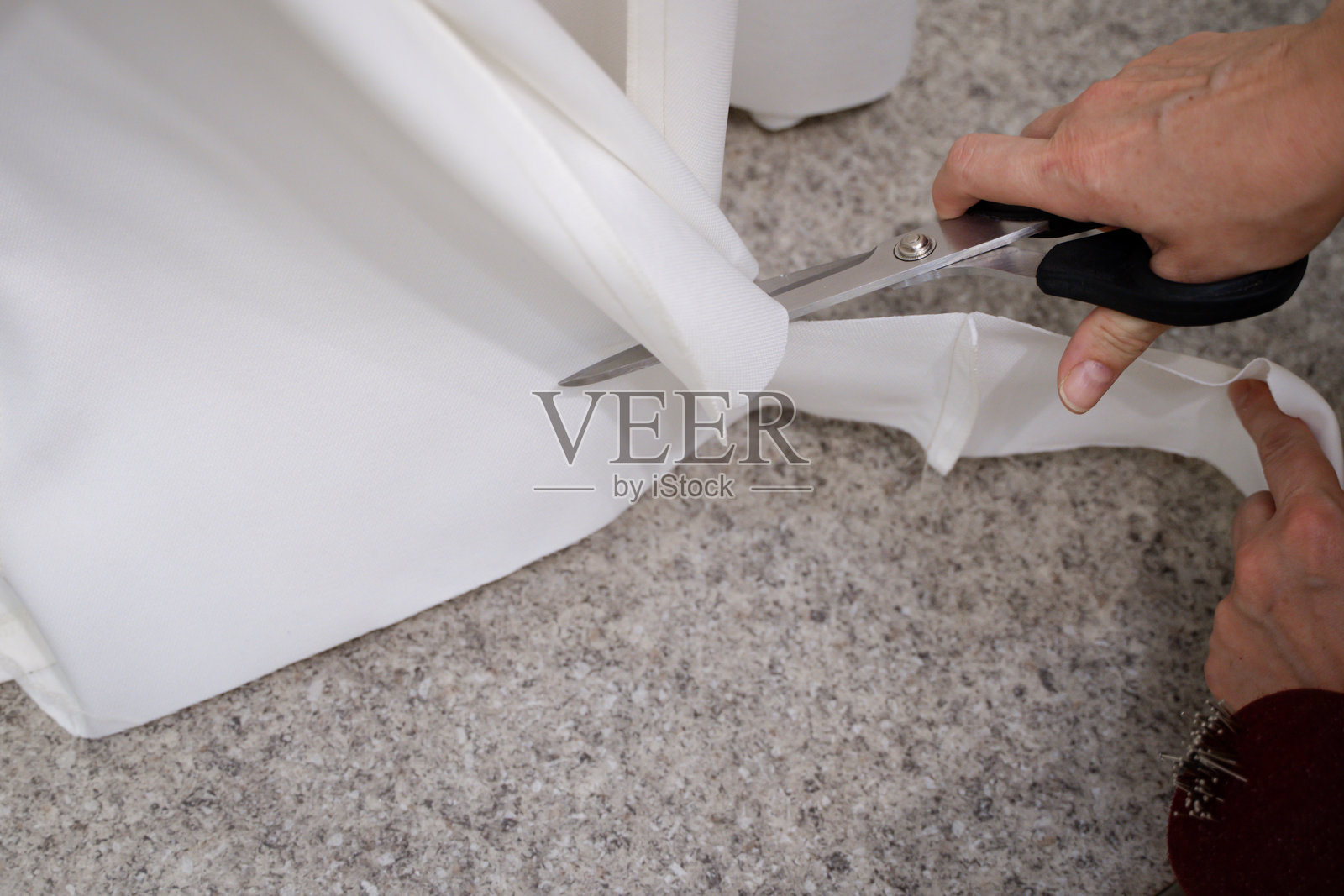 设计师正在裁剪婚纱照片摄影图片