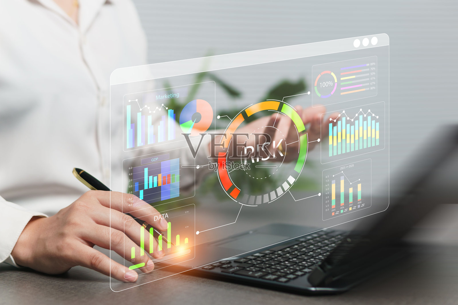 女商人在使用人工智能技术进行战略分析图表评估商业和金融投资风险，并预测股市波动以规避风险。照片摄影图片