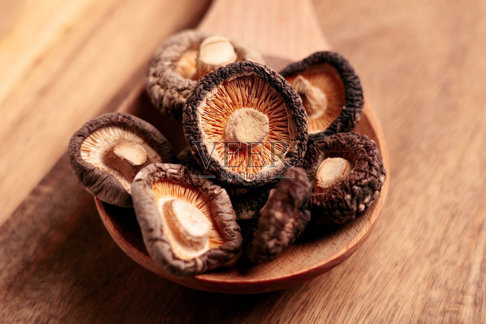 乡村风格的木勺里的可食用脱水香菇照片摄影图片