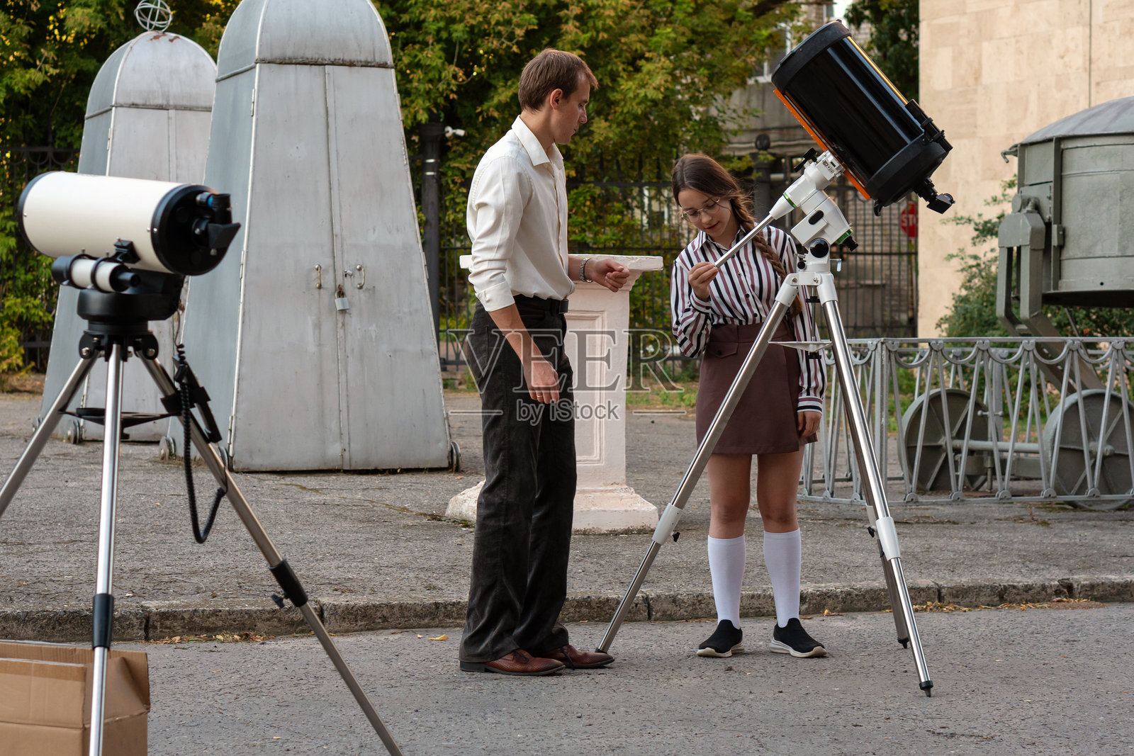 老师指导学生操作望远镜支架照片摄影图片