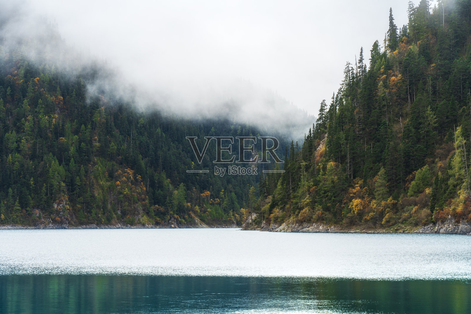 秋季四川九寨沟国家公园的美丽自然风光照片摄影图片