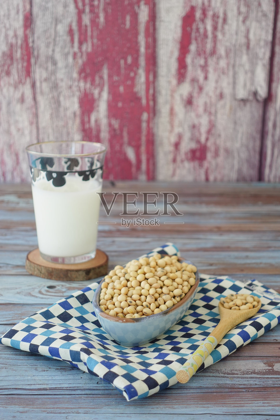 桌上的豆子和一杯牛奶照片摄影图片