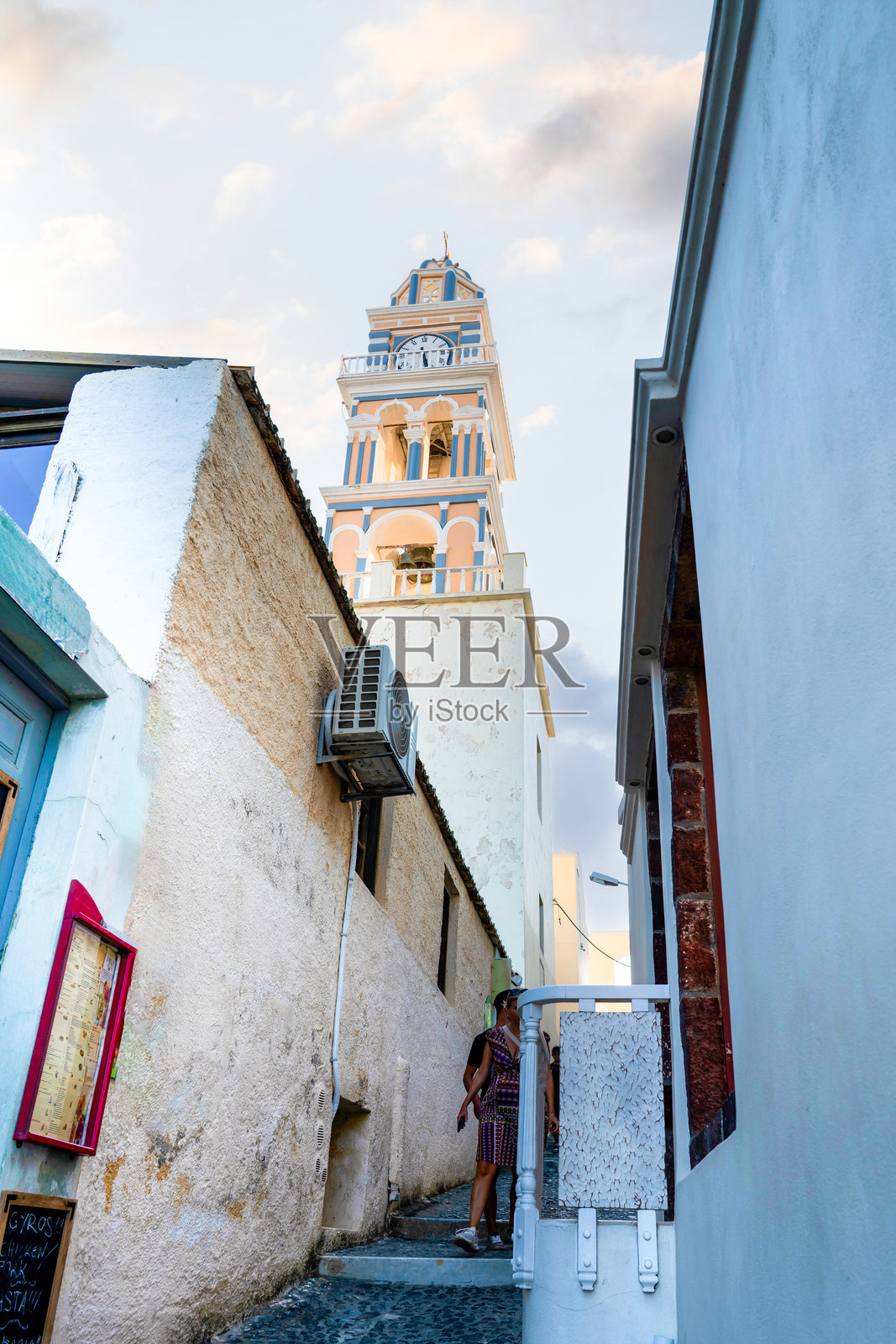 通往过去的道路：希腊圣托里尼的钟楼照片摄影图片