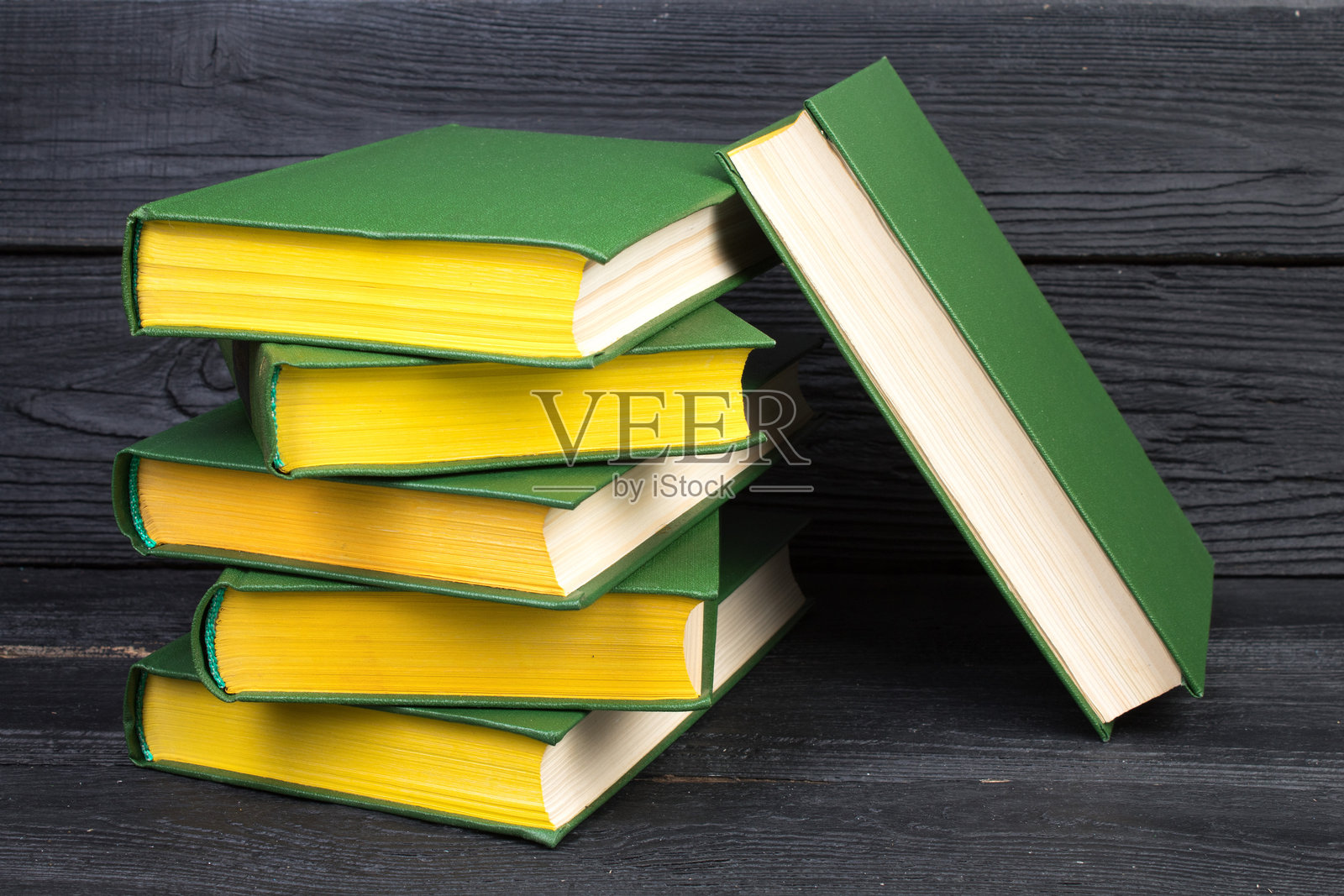 木桌上的书籍，黑色板背景。开学季。教育商业概念。照片摄影图片