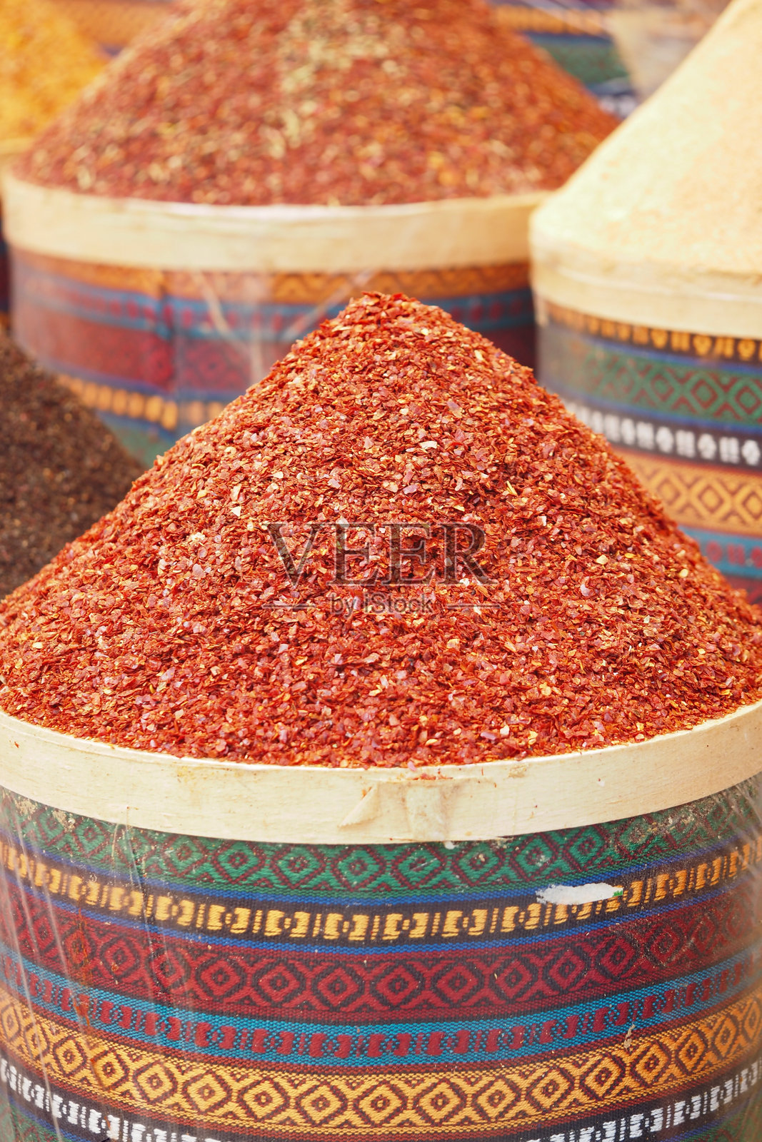 色彩缤纷的香料在马拉喀什的市场摊位上展出照片摄影图片