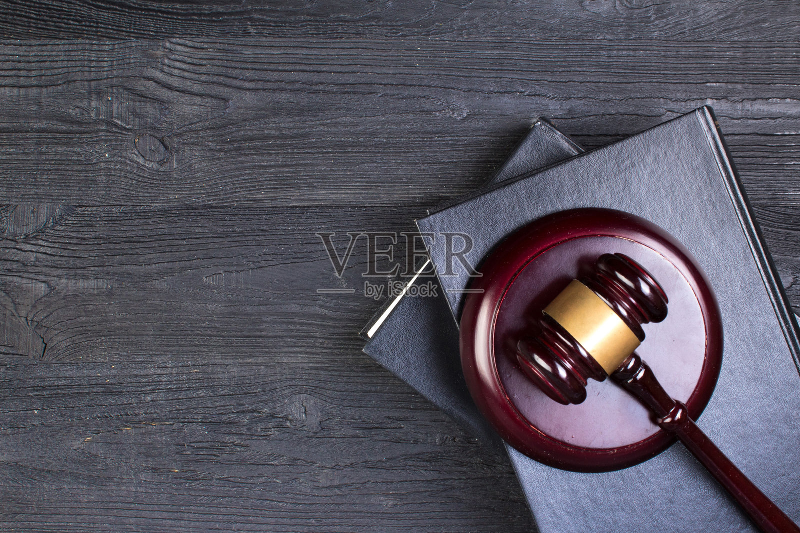 法律概念 - 开放的法律书籍，木槌放在桌上，背景为法庭或执法办公室，孤立在白色背景上。俯视。照片摄影图片