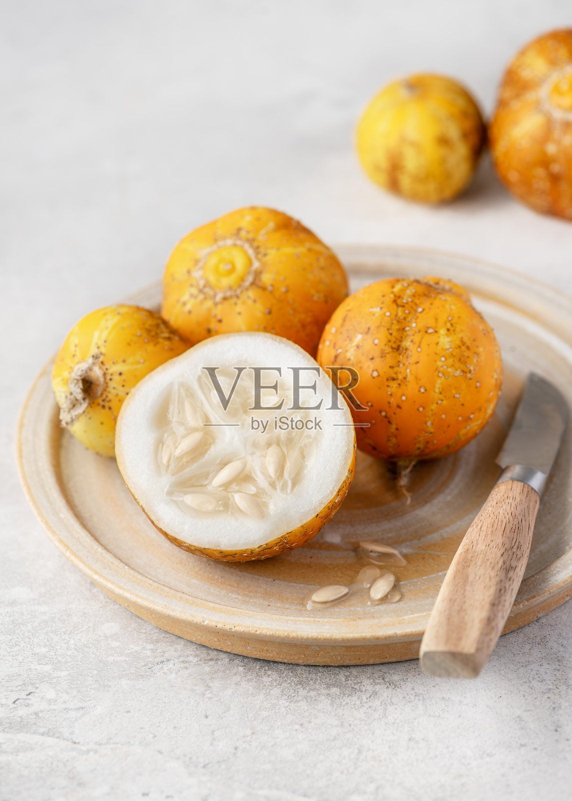 有机柠檬黄瓜（Cucumis sativus）切片，摆放在陶瓷盘上。照片摄影图片