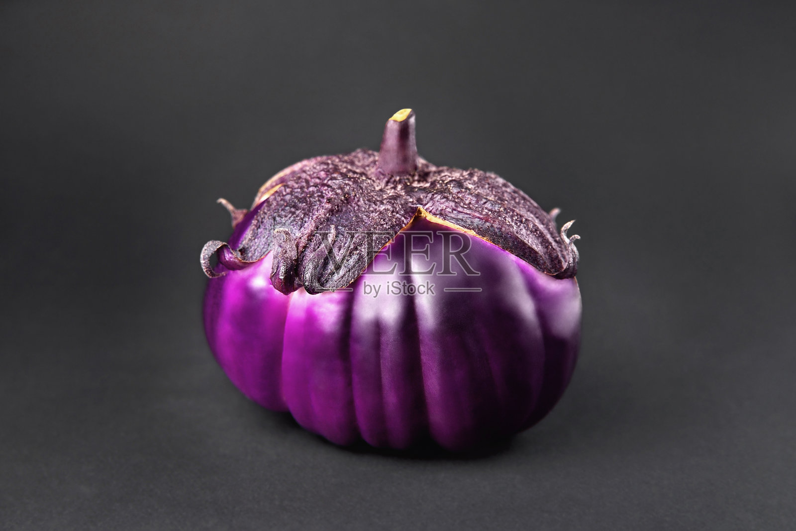 黑色背景上的茄子，深色背景上新鲜多汁的蔬菜，柔焦，特写照片摄影图片