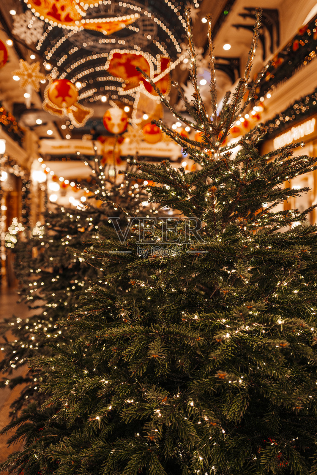 节日圣诞树装饰着金色的闪光灯照片摄影图片