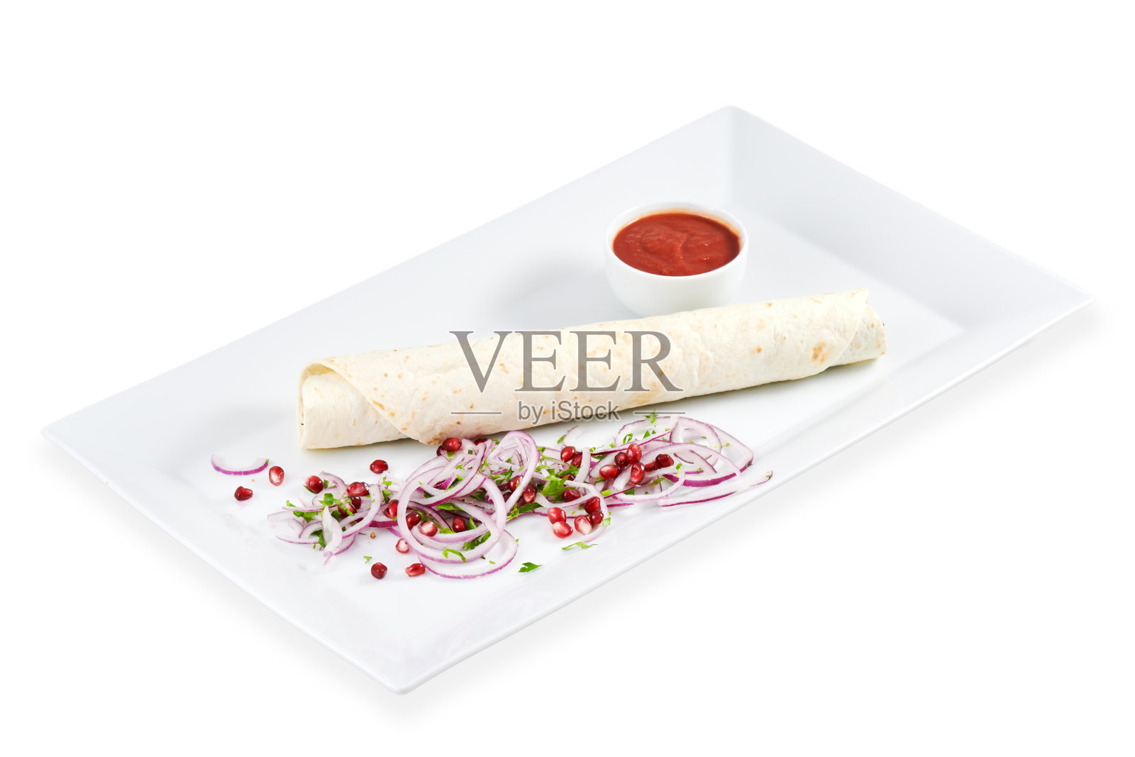 在一个白盘子上放着美味的卷饼，配有新鲜蔬菜和蘸酱。照片摄影图片