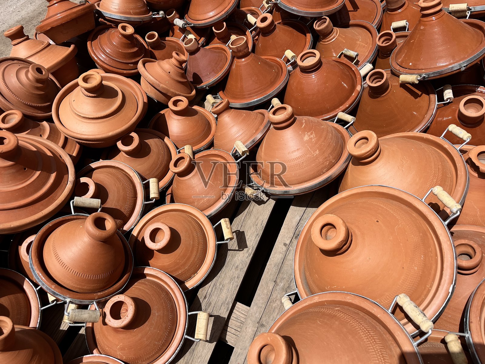 摩洛哥塔吉锅在街头集市售卖照片摄影图片