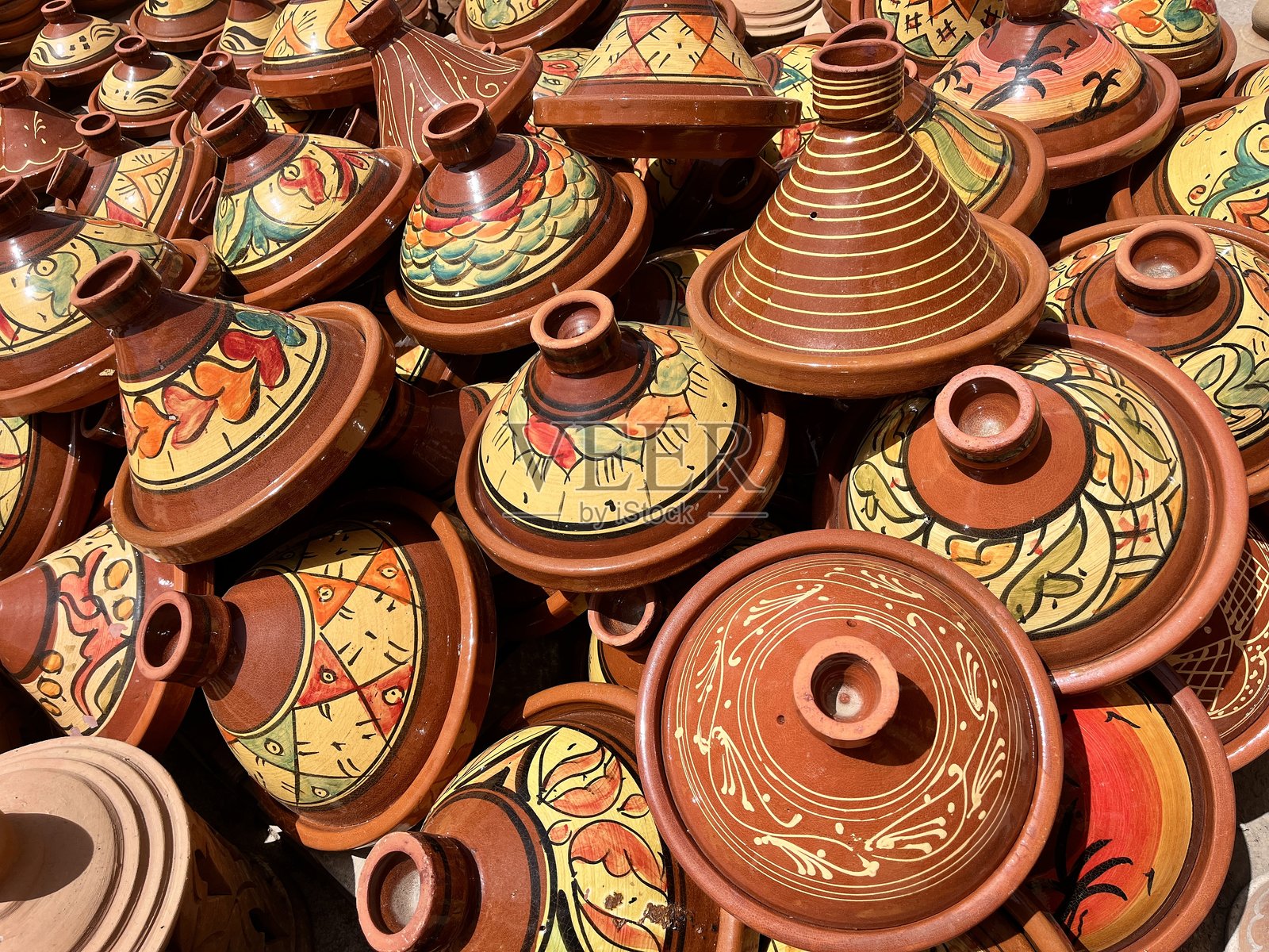 摩洛哥塔吉锅在街头巴扎市场上出售照片摄影图片
